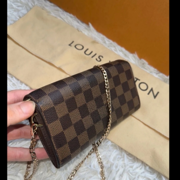 Louis Vuitton Damier Wallet Crossbody - Picture 3 of 4